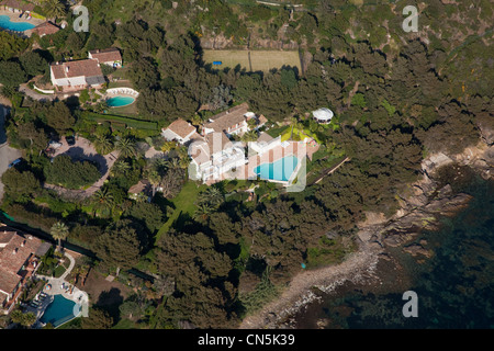 Frankreich, Var, St Tropez, Cape St Tropez, Kapaun Bezirk und die Capilla GAP Pinet, Villen mit Pool und Meerblick von der Stockfoto