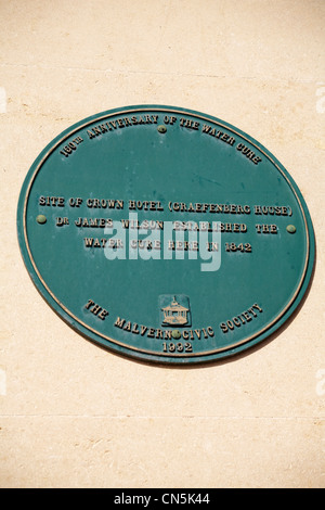 Gedenktafel an der Wand des Crown Hotel zum 150. Jubiläum der Wasser-Kur in Great Malvern im April Stockfoto