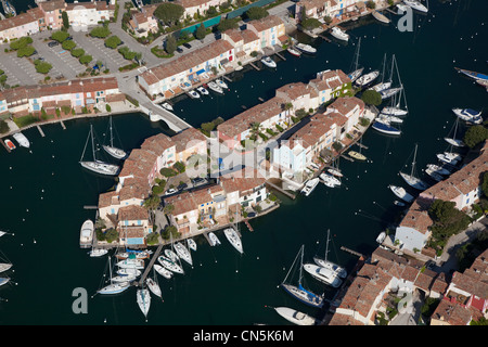 Frankreich, Var, Golf von St Tropez, Port Grimaud, Marina in der Stadt am See (Luftbild) Stockfoto