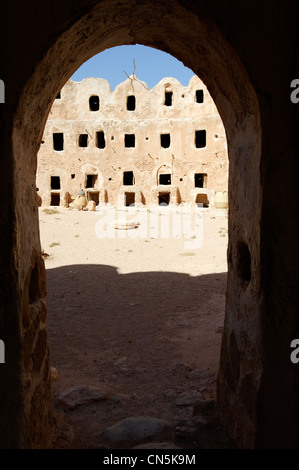 Jebel Nafus. Libyen. Blick durch den Haupteingang des befestigten Berber Getreidespeicher in Qasr Al Haj. Stockfoto