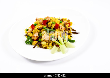 Huhn und Gemüse gehackt und isoliert auf weiss Stockfoto