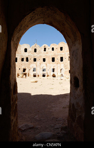 Jebel Nafus. Libyen. Blick durch den Haupteingang des befestigten Berber Getreidespeicher in Qasr Al Haj. Stockfoto