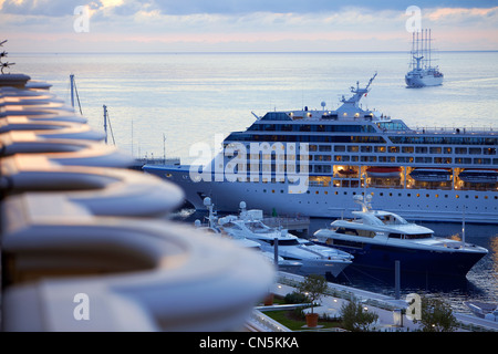 Fürstentum Monaco, Monaco, Monte Carlo, Société des Bains de Mer de Monaco, Hotel Hermitage, den Port Hercule von einem Stockfoto