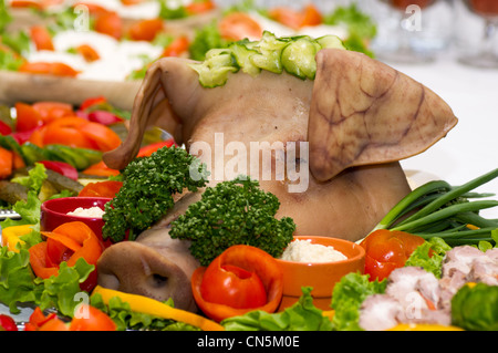 Gebratenes Spanferkel auf dem gedeckten Tisch Stockfoto