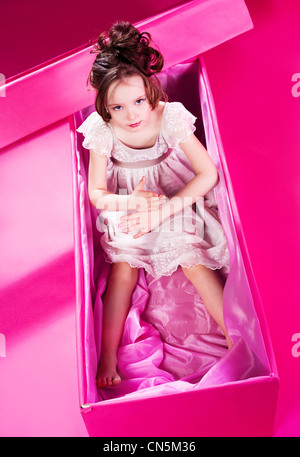 Mädchen in der Box, lebendig Puppe, studio Stockfoto