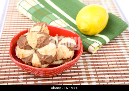 Platte mit Cookies Zitrone und Handtuch auf weißem Hintergrund Stockfoto