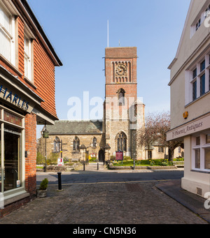 Lombard Street und St. Maria Kirche, Petworth, West Sussex. Stockfoto