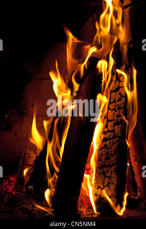Nahaufnahme des Brennens und flammenden Brennholz im Kamin Stockfoto