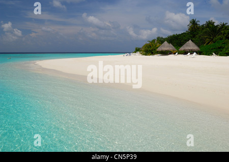 Malediven, Nord Male Atoll, Thulhagiri Island, Thulhagiri Resort und Spa, weißen Sandstrand entlang der Lagune und Türkis Meer Stockfoto