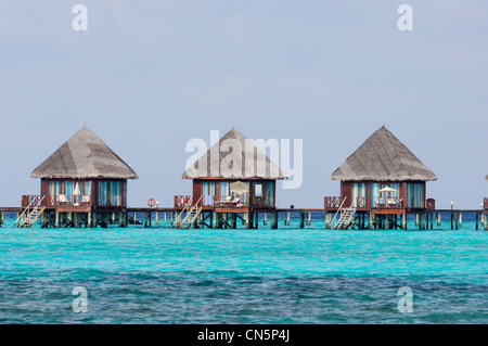 Malediven, Nord Male Atoll, Thulhagiri Island, Thulhagiri Resort und Spa, Lagune und bungalows Stockfoto