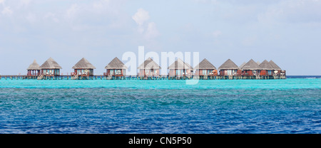 Malediven, Nord Male Atoll, Thulhagiri Island, Thulhagiri Resort und Spa, Lagune und bungalows Stockfoto