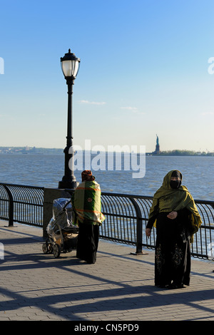 Vereinigte Staaten, New York City, Manhattan, South Point, Battery Park, verschleierte Frauen Battery Park mit der Statue entlang Stockfoto