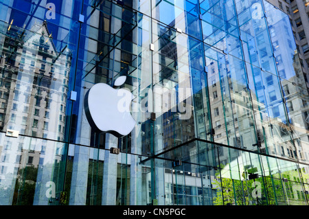 Vereinigte Staaten, New York City, Manhattan, Apple speichern auf der 5th Avenue, reflektieren die Plazza Stockfoto