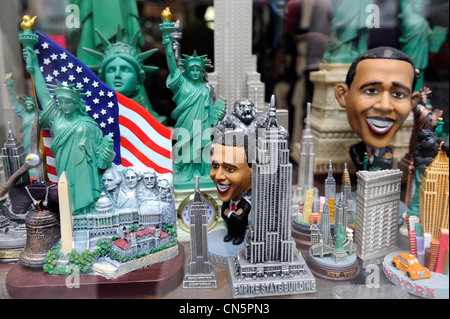 USA, New York City, Manhattan, Barack Obama und die Statue of Liberty im Fenster einen Souvenir-Shop auf der 5th Avenue Stockfoto