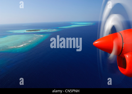 Malediven, Vaavu Felidhoo Atoll, Blick auf Alimatha Insel und ein Flugzeug-Propeller (Luftbild) Stockfoto