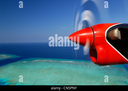 Malediven, Vaavu Felidhoo Atoll, Blick auf Alimatha Insel und ein Flugzeug-Propeller (Luftbild) Stockfoto