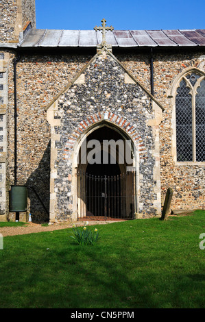 Ein Blick auf das Südportal der Pfarrei Kirche St. Mary Magdalene in Mulbarton, Norfolk, England, Vereinigtes Königreich. Stockfoto