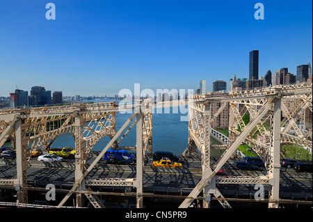 Vereinigte Staaten, New York City, Manhattan, Upper East Side, Queensboro Bridge mit Blick auf den East River und den Beitritt Roosevelt Stockfoto