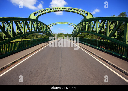 Kettenbrücke oder Kemeys Brücke über die B4598 über den Fluss Usk Kemeys Commander Monmouthshire South Wales UK GB Stockfoto