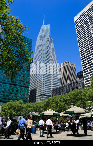 Vereinigte Staaten, New York City, Manhattan, Midtown, Bank of America Tower (2009) auf 42nd Street und 6th Avenue von Bryant gesehen Stockfoto