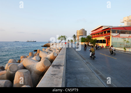 Malediven, Nord Male Atoll, Male Insel, Männlich, Hafen und Deich auf der Boduthakurufaanu Magu-Straße Stockfoto