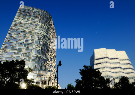 Vereinigte Staaten, New York City, Manhattan, 100 Eleventh Avenue (2007) von Architekt Jean Nouvel auf der linken und der Bau von Stockfoto