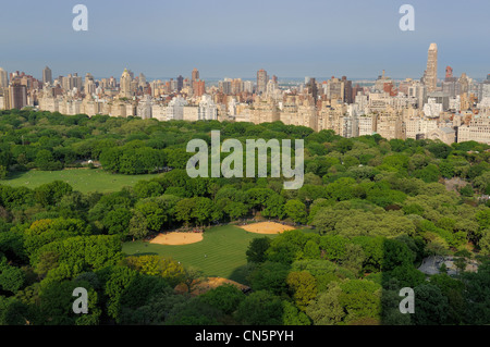 USA, New York City, Manhattan, Central Park und Central Park East Wolkenkratzer Stockfoto