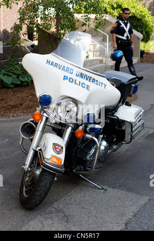 Motorrad von der Harvard Universität Polizei (HUPD) und sein Reiter am Harvard Campus, Cambridge, MA. Stockfoto