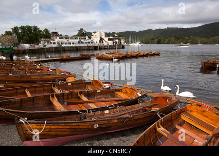 UK, Cumbria, Bowness auf Windermere, Ruderboote am Ufer Sees Stockfoto