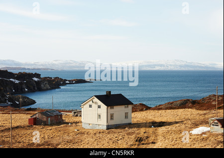 Norwegen, Lappland, Finnmark County, Lakselv, Landschaften und Häuser auf dem Barrentz Meer-Mantel Stockfoto