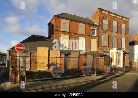 Mit Brettern vernagelt durchmachenden Gebäudesanierung Albert Road, Cleethorpes, North East Lincolnshire. Stockfoto