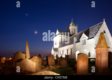 Nachtzeit, Langzeitbelichtung Bild einer Kirche und Friedhof von innen in den Scottish Borders Stockfoto