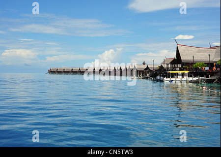 Malaysia, Borneo, Sabah State, Semporna, Mabul, Luxus-Hotel mit Bungalows aus Holz auf dem Wasser Stockfoto