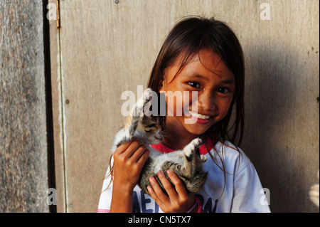 Malaysia, Borneo, Sabah State, Semporna, Mabul, lächelnde junge Mädchen mit Kätzchen Stockfoto