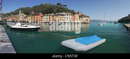 Panoramablick auf die Bucht und Portofino - Städtchen am Ligurischen Meer in Italien. Stockfoto