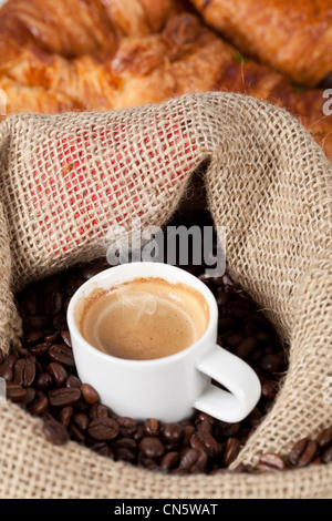 Tasse heißen Kaffee auf gerösteten Bohnen Stockfoto
