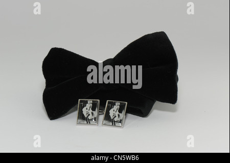 schwarze Krawatte und Manschettenknöpfe genommen auf weißem Hintergrund Stockfoto