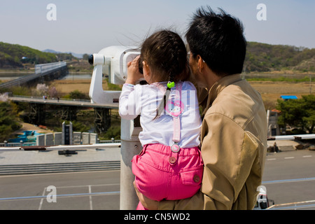 Südkorea, Gyeonggi Provinz, Imjingak, Freiheitsbrücke, gerade auf der anderen Seite der Freiheitsbrücke, einen südkoreanische Vater Stockfoto