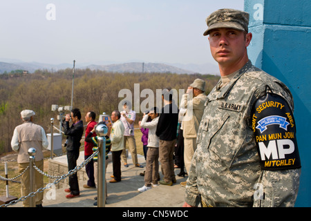 Südkorea, Gyeonggi Provinz, Panmunjom, Joint Security Area (JSA), amerikanischer Soldat Guide Touristen um JSA Stockfoto