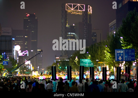 Südkorea, Seoul, Jongno District, Lantern Festival Parade, drängen sich auf der Straße zur Schau und Jongno Tower im Hintergrund Stockfoto