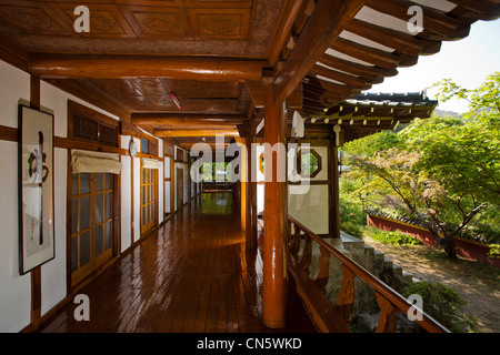 Süd Korea, Süd-Gyeongsang Provinz, Haein Dorf, Veranda eines traditionellen Hauses (Hanoks) Stockfoto