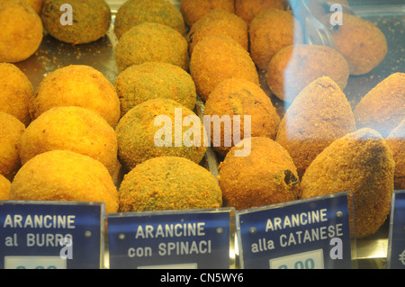 Arancini, typische Speisen und charakteristischen Reis Kugeln handwerkliche Spezialität Catania Sizilien Stockfoto