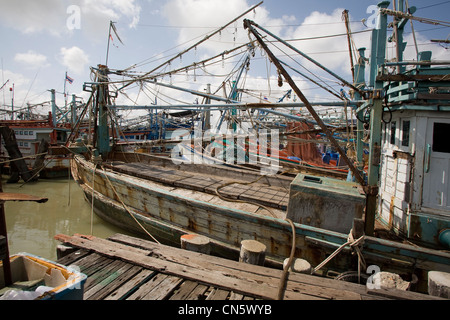 Angelboote/Fischerboote gefesselt im Lamsai Gemeinschaft, Songkhla, Thailand, Jan 2008 Foto von Mike Goldwater Stockfoto