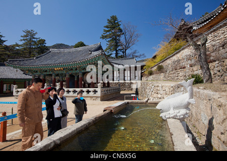 Süd Korea, South Gyeongsang Provinz, Haein buddhistischen Tempel, Besucher aus dem Brunnen trinken Stockfoto