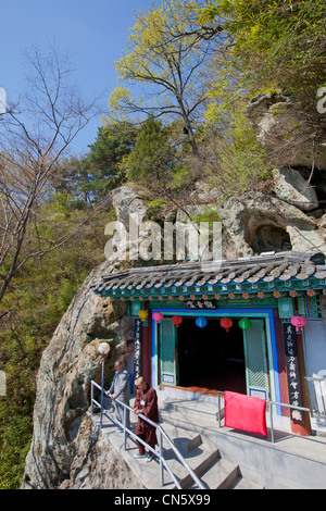 Südkorea, Noord-Gyeongsan, Gyeongju Bereich, Golgulsa buddhistische Tempel, Mönche vor einem Tempel in einer Felswand gebaut Stockfoto