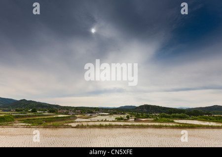 Südkorea, Noord-Gyeongsan, Andong, Hahoe Traditional Village, überfluteten Reisfeldern und stürmischen Himmel Stockfoto