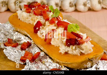 Baked Butternut mit Reis und Paprika gefüllt Stockfoto