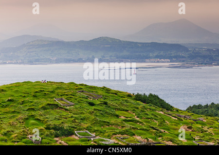 Südkorea, Provinz Jeju, U Island, Gräber und Jeju Island im Hintergrund Stockfoto