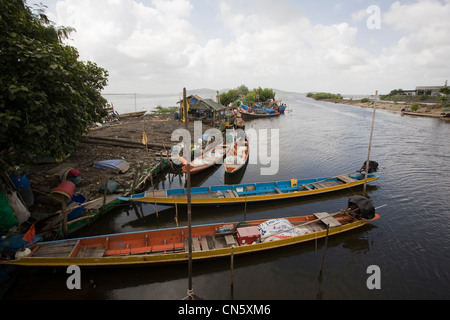 Angelboote/Fischerboote gefesselt von den Seerand, Songkhla-See, Songkhla, Thailand Stockfoto