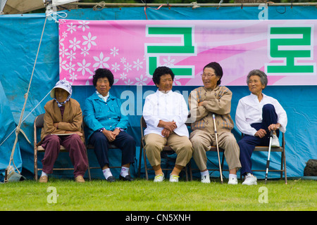 Südkorea, Provinz Jeju, Hyeopjae, koreanische ältere Frauen sitzen auf einer Bank Stockfoto